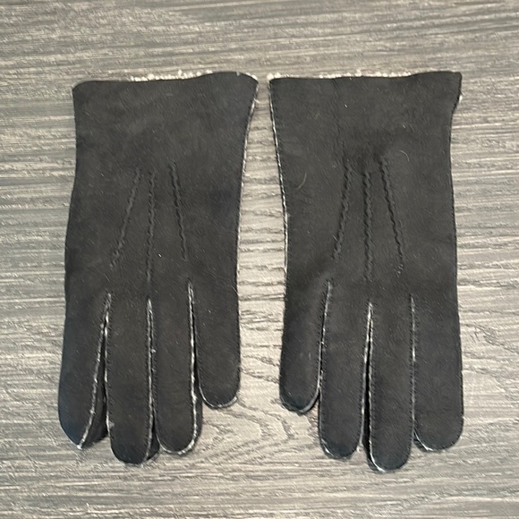 $239 CAROLINA AMATO THOMAS IN BLACK SUEDE SHEARLING GLOVES SIZE 9 - Picture 1 of 5